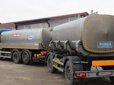 Cena mleka w skupie wreszcie drgnęła w górę. Dane GUS