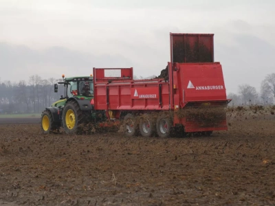 Jakie maszyny do aplikacji stałych nawozów naturalnych?