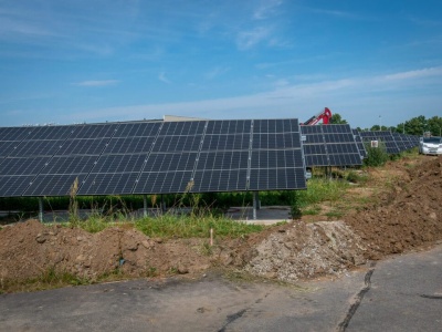 Nowa farma fotowoltaiczna na finiszu – ponad 2 tys. paneli, 1 ha powierzchni i 970 kW mocy.