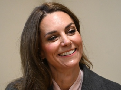 Wysiadła z auta i skupiła na sobie wzrok zebranych. Koszula to nie wszystko