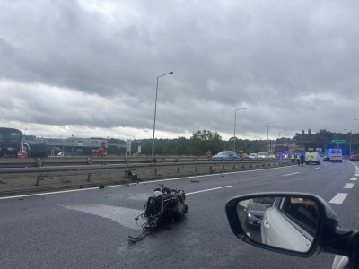 Kraksa na S-52 koło Makro. Z auta wypadł silnik. Poważne utrudnienia!