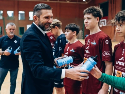 Piłkarze ręczni Siódemki piją legnicką kranówkę