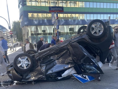Przerażający wypadek na Pradze-Północ z samochodem na sygnale. 