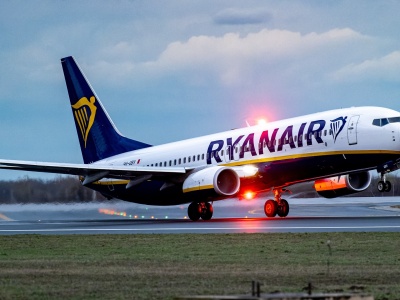 Panika na pokładzie Ryanaira. Zaczął jeść swój paszport. 