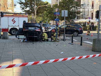 Zderzenie z radiowozem na Pradze. Jedno auto dachowało