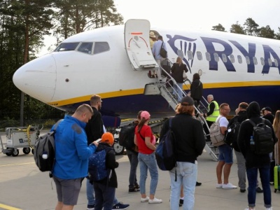 Przeżyli koszmar na pokładzie Ryanaira. Mężczyzna nagle zaczął... jeść paszport