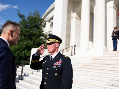 „Gangus” Karol Nawrocki radzi sobie na świecie. Liberałowie mają problem