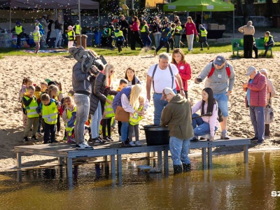 Przedszkolaki zarybiają jezioro Głębokie