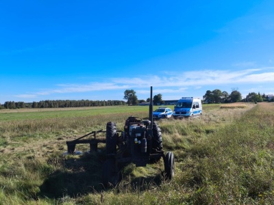 Wypadek podczas prac polowych. 91-latek zatrzymał ciągnik, aby usunąć usterkę, pojazd ruszył i przejechał po mężczyźnie