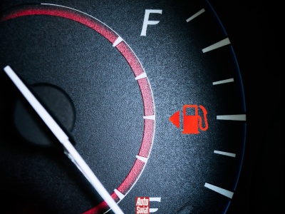 Trójkąt przy wskaźniku paliwa. Kluczowa wskazówka dla kierowców
