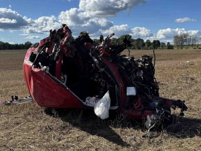 Makabra. Audi rozerwane na kawałki o drzewo, silnik daleko w polu, kierowca nie żyje (ZDJĘCIA)