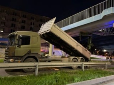 Niecodzienny wypadek w Krakowie. Uszkodzona tablica i kładka