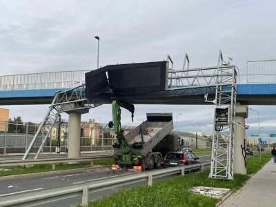 Ciężarówka uderzyła w tablicę informacyjną, utrudnienia na Trasie Wolbromskiej