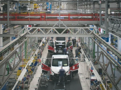 Iveco: sztuczna inteligencja rozpoznaje niebezpieczne zachowania w fabryce ciężarówek