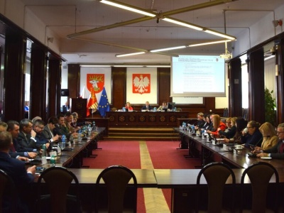 Radni PiS zaskoczyli na sesji. Odwołali wiceprzewodniczącego Rady Powiatu, Staroście znacząco obcięli zarobki