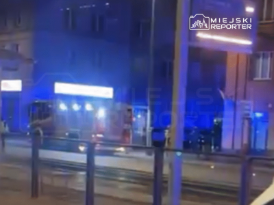 Nocny pościg w centrum miasta. Kierowca porzucił auto i ukrył się na dachach