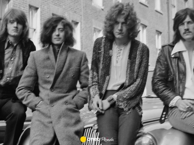 John Bonham przed śmiercią wypił 40 kieliszków wódki. 