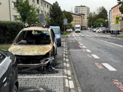 Wrak spalonego samochodu stoi naprzeciwko szkoły w centrum Katowic. Policja przekonuje, że powinien go zabrać właściciel