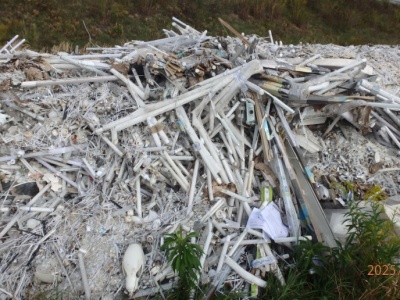 Wyprowadziła krowę i przeżyła szok – pole zasypane toksycznymi odpadami