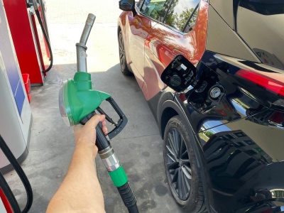 Jedno zachowanie przy dystrybutorze doprowadza obsługę do szału. To przyczyna chaosu na stacji