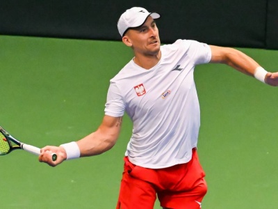 Dwa triumfy i koniec. Polski tenisista pożegnał się z Tokio