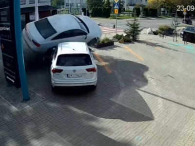 Przerażający wypadek we Wrocławiu. Audi przeleciało nad volkswagenem