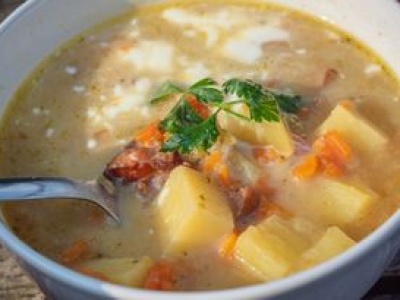 Zapomnij o nudnej kartoflance. Ta po czesku świetnie smakuje i rozgrzewa w jesienne dni