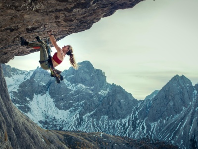 Nowe Na krawędzi nadchodzi! Reboot z Lily James i Piercem Brosnanem trafi do kin w 2026 roku