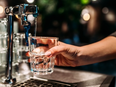 Chcą darmowej wody w restauracji.  Przeczytaj to, zanim zaczniesz krzyczeć 