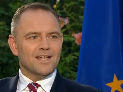 Polska promuje etyczne reguły dla AI, Waszyngton przeciw biurokracji