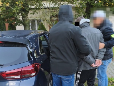 Nie otworzył drzwi policjantom, ci weszli przez okno i zatrzymali poszukiwanego 34-latka (zdjęcia)