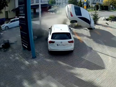 Lot auta nad chodnikiem we Wrocławiu. Chwilę wcześniej przeszli piesi