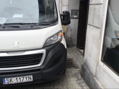 Od kilku miesięcy kierowca busa regularnie blokuje wyjście z kamienicy w centrum Katowic. Nie dostał jeszcze mandatu