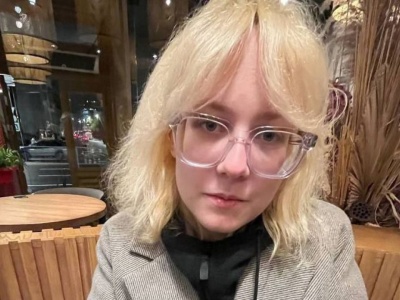 W Petersburgu zatrzymano uliczną piosenkarkę za wykonywanie utworów “nieprawomyślnych” artystów