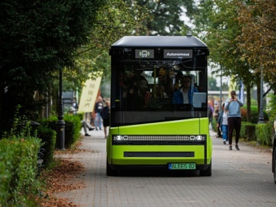 Minibus bez kierowcy wozi pasażerów po Cmentarzu Osobowickim. Przejazdy są bezpłatne.