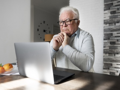 Oszustwa w internecie. To oni są najbardziej narażeni!