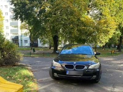 Auto na obcej rejestracji zaparkowało na środku chodnika. 