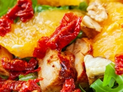 Sałatka z kurczakiem, pomarańczą i suszonymi pomidorami