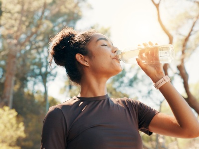 Elektrolity i nawodnienie: strategia na siłownię oraz trening biegowy