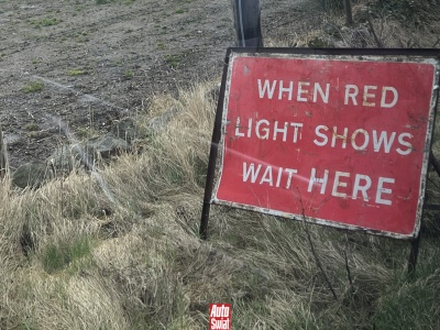 Absurd czy ułatwienie? Znaki drogowe w Wielkiej Brytanii to szczyt łopatologii