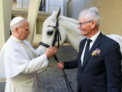 Papież otrzymał białego konia od Polaka