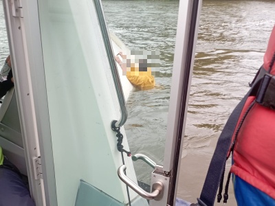 Dramatyczna akcja na Odrze: policjanci uratowali żeglarzy