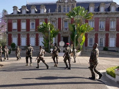 Prezydent uciekł z kraju, niech żyje nowy prezydent – pułkownik. Ale obiecuje, że odda władzę…