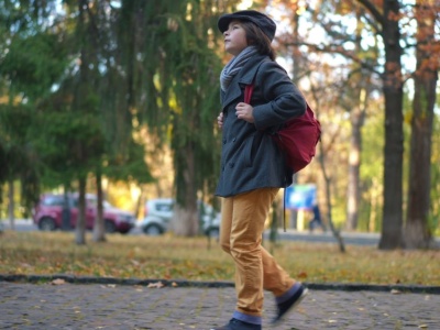 Jak przygotować dziecko do krótszych dni? Jesienna rutyna snu i obowiązków szkolnych