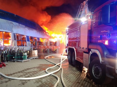 Płonie kompleks hal produkcyjnych w Rusocinie. Ewakuowano kilkanaście osób