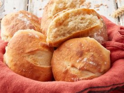 Zamiast kupować w piekarni, sama piekę bułeczki ziemniaczane. Mają chrupiącą skórkę i puszysty środek