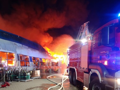 Nocny pożar hali w Pomorskiem. Utrudnienia w ruchu i apel do mieszkańców