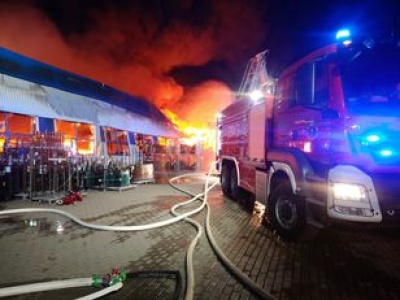 Pożar hali magazynowej w Rusocinie. Kilkanaście osób zdążyło uciec