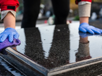 Tak szybko umyjesz pomniki z granitu, marmuru, piaskowca i lastryko. Nasze babcie miały na to sposób