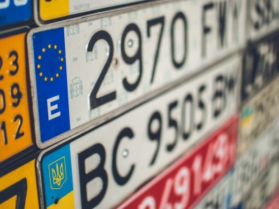 Różowe tablice już od 2026 roku. Ten widok zaskoczy każdego kierowcę